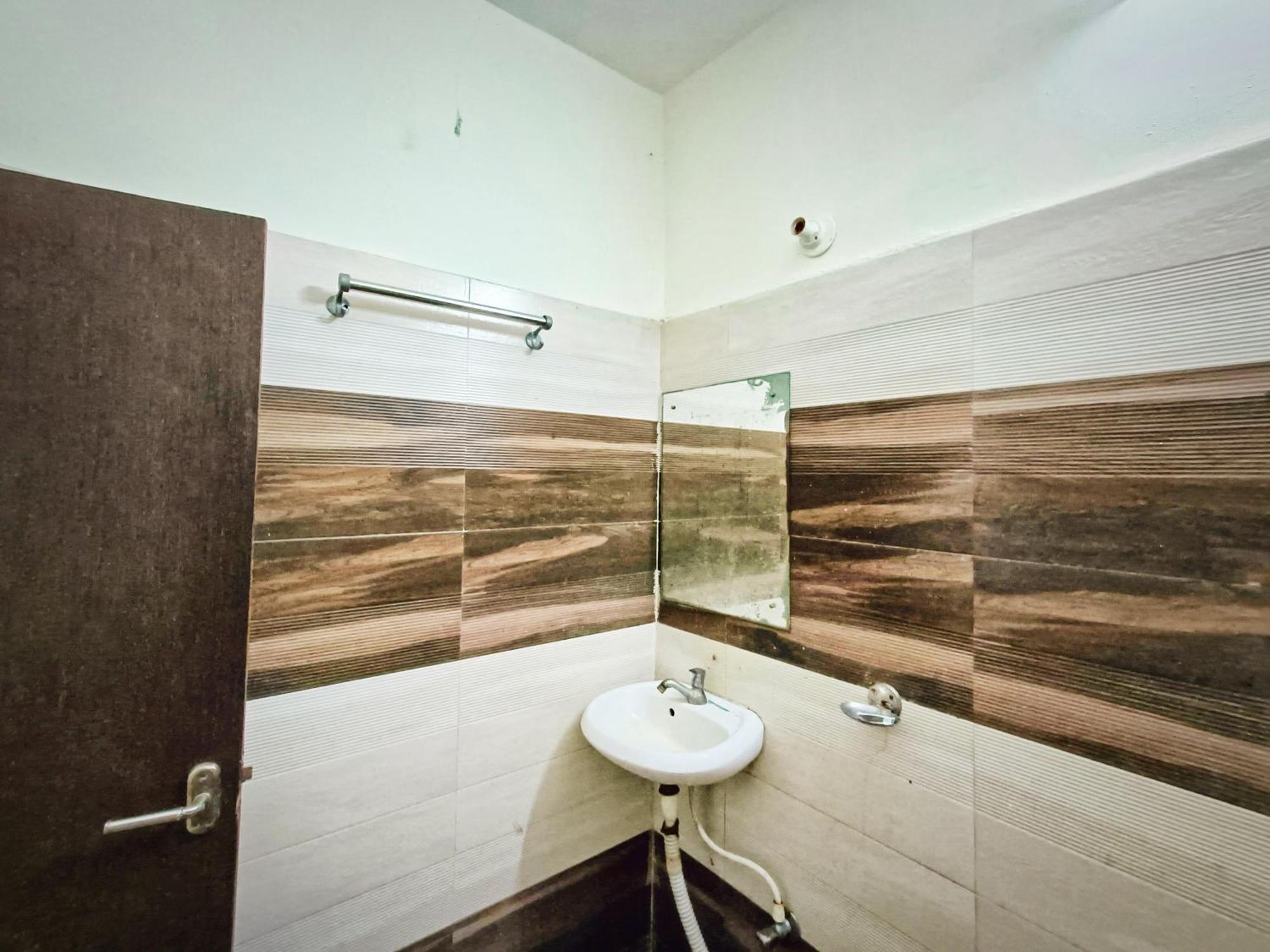 Rest Inn Hotel Newtown Road Near Tata Medical Колката Екстериор снимка
